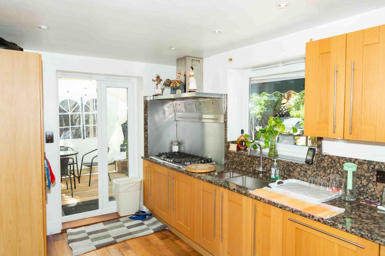 Benjamin Guest House Yiewsley Bagian luar foto