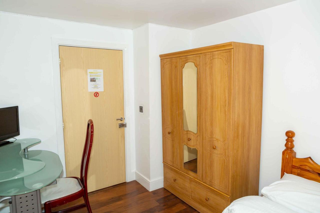 Benjamin Guest House Yiewsley Bagian luar foto