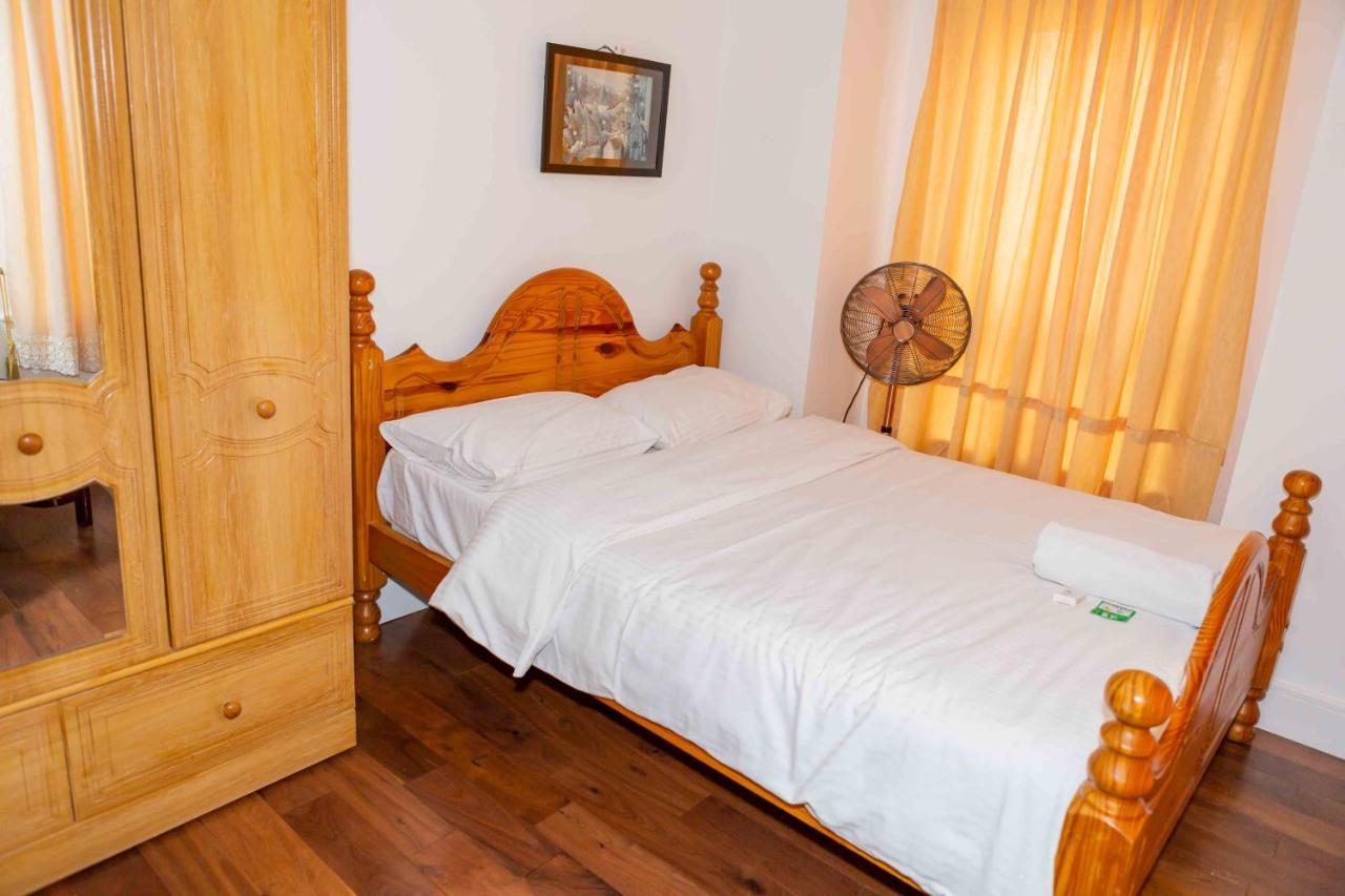 Benjamin Guest House Yiewsley Bagian luar foto