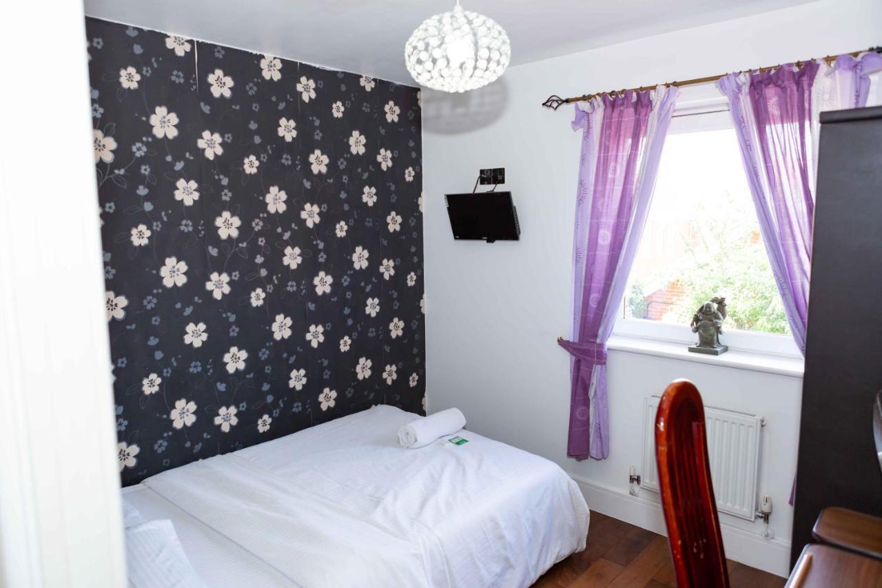 Benjamin Guest House Yiewsley Bagian luar foto