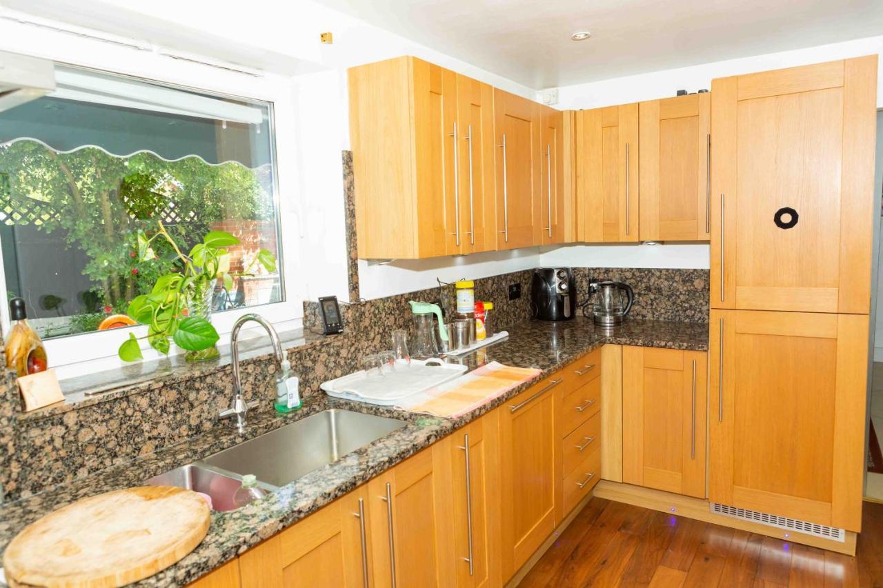 Benjamin Guest House Yiewsley Bagian luar foto