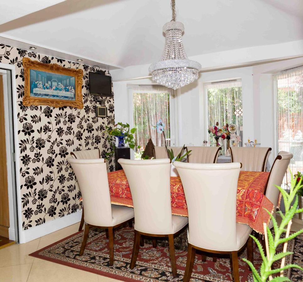 Benjamin Guest House Yiewsley Bagian luar foto