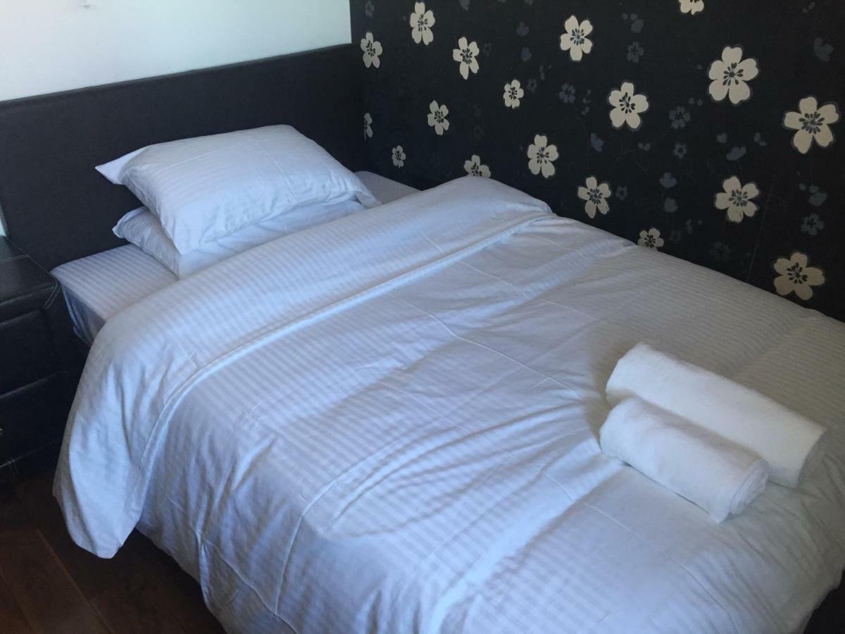 Benjamin Guest House Yiewsley Bagian luar foto
