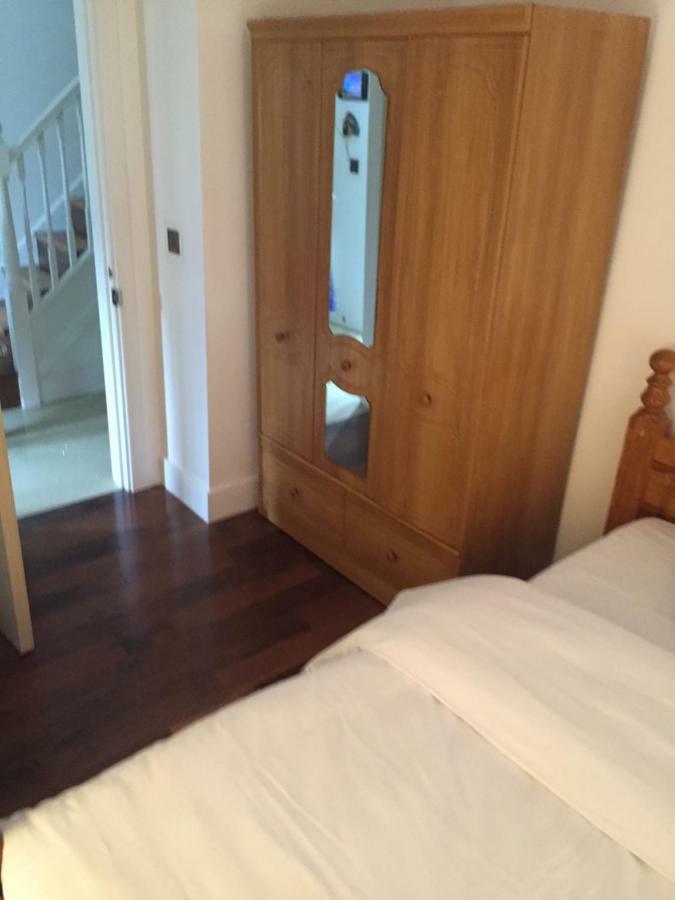 Benjamin Guest House Yiewsley Bagian luar foto