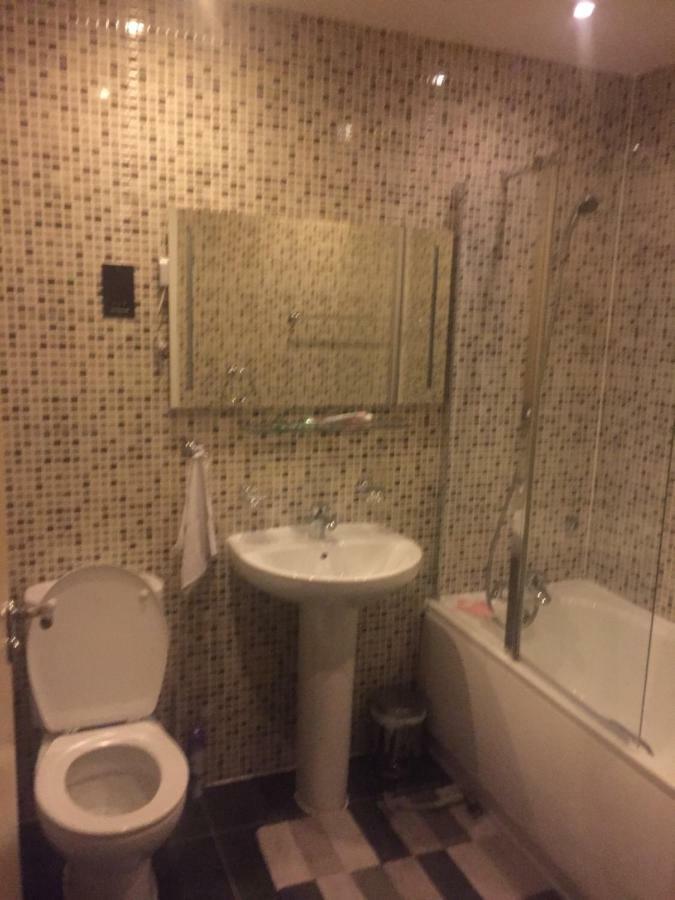 Benjamin Guest House Yiewsley Bagian luar foto
